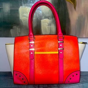 Beautiful women’s purse with vibrant color!